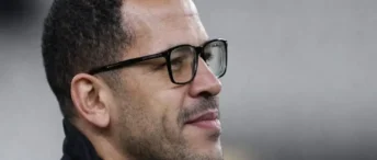 Chelsea handed inside track on Sunderland’s Robin Roefs as ‘hidden’ clause changes summer equation