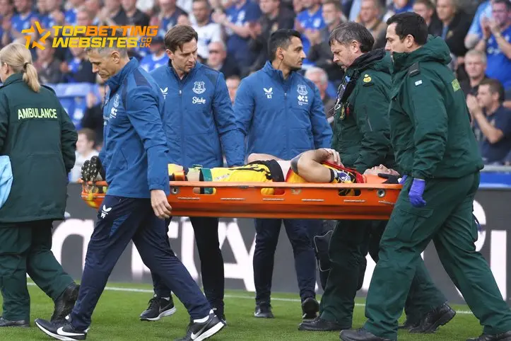 Emi Martinez Injury Update Brings Relief After Ugly Everton Collision
